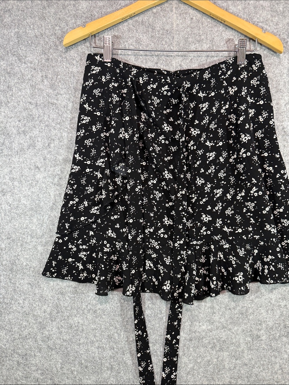 Black Floral Ruffle Mini Skirt - Womens L - Spring Feminine Brunch Romantic - Picture 3 of 8